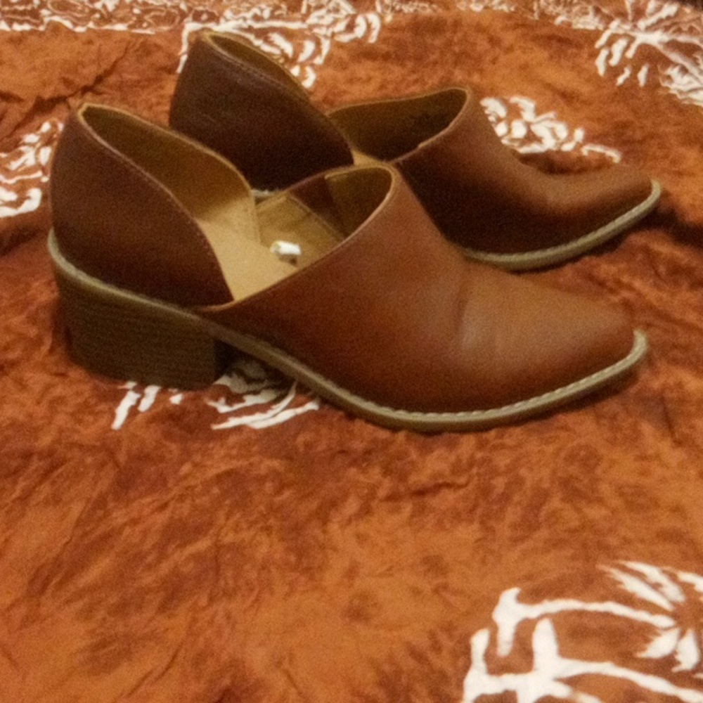 Size 9 universal thread low ankle boots